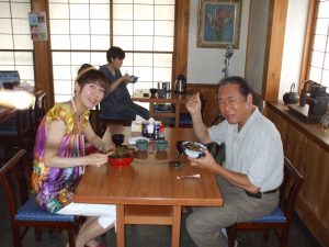 ドラマの撮影で訪れた小林 稔侍さんと娘の小林千晴さん